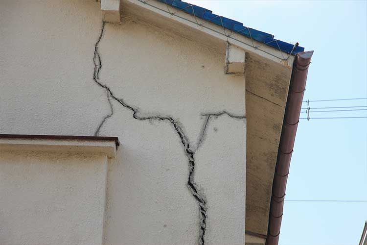 Fissure sur le côté d'une maison