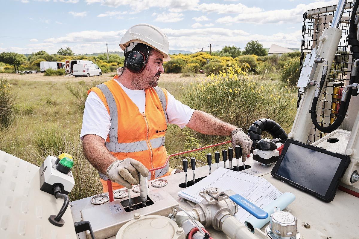 Ingénieurs autour de différents plans de construction