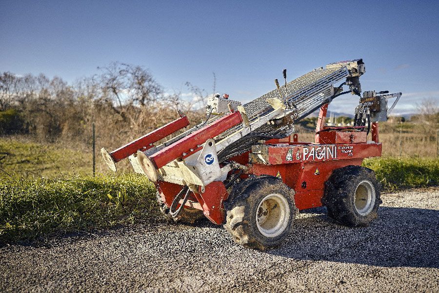 Ingénieur avec tablette analysant la topographie d'un terrain