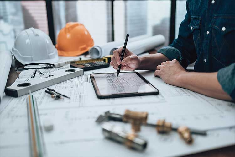 Un ingénieur travaille sur une tablette