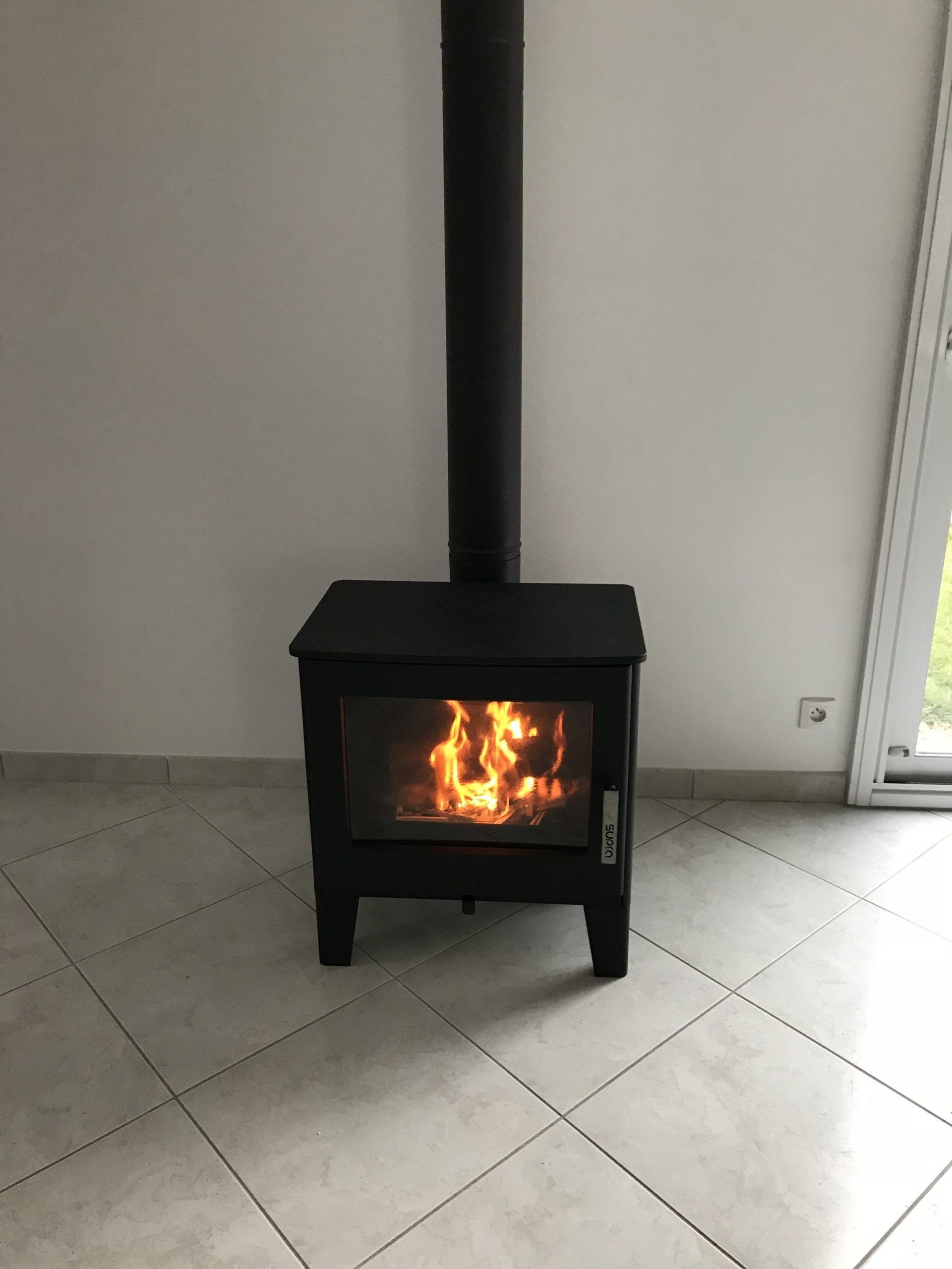 Poêle à bois allumée