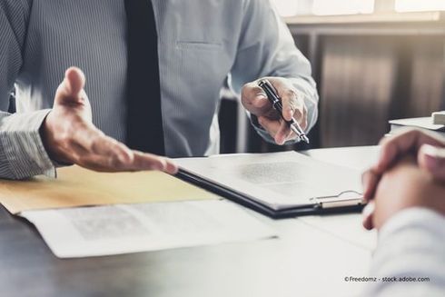 Zwei Personen am Tisch beraten einander