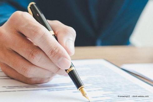 Person schreibt mit Füllfederhalter