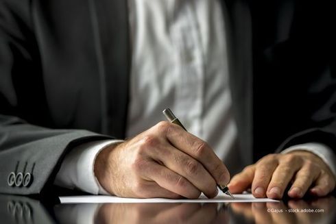 Person schreibt Notizen