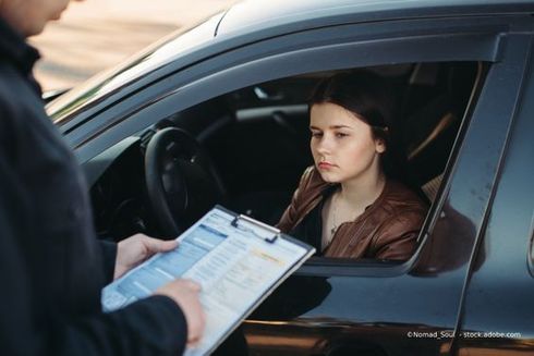Person nimmt Personalien einer Fahrerin auf