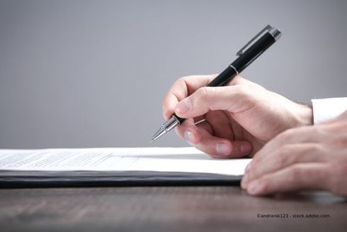 Person schreibt Notizen