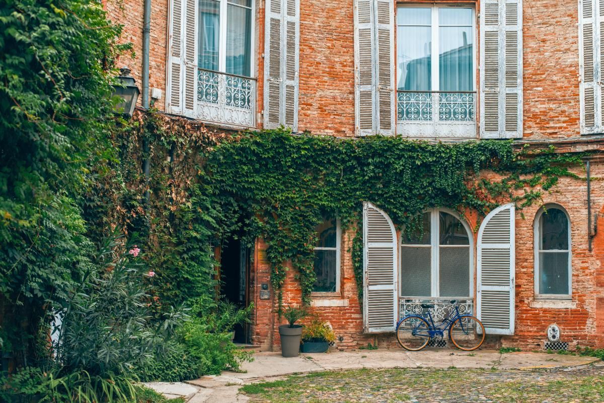 Une maison sur du gazon