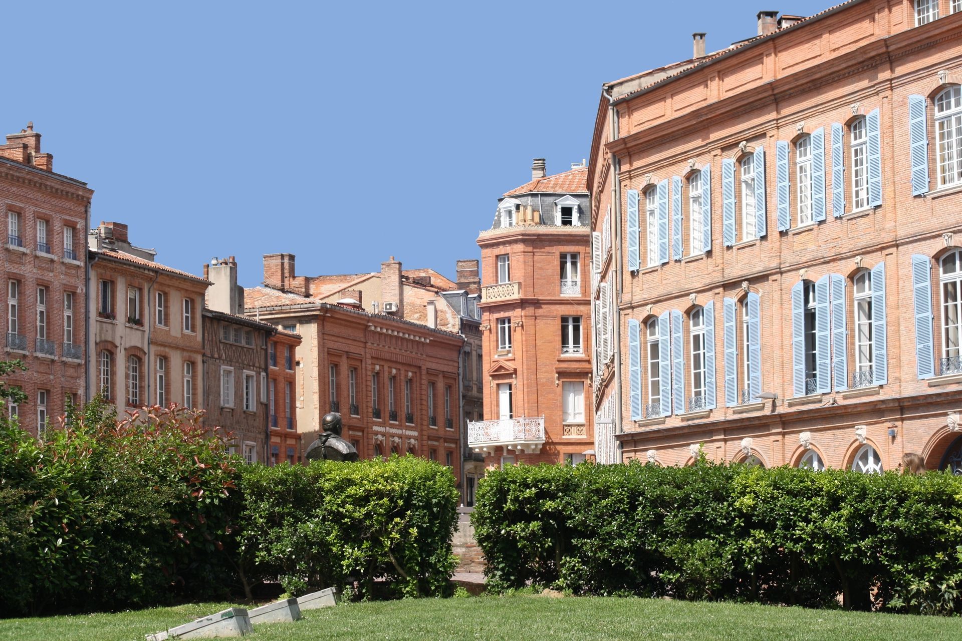 Plusieurs façades d'appartements au soleil