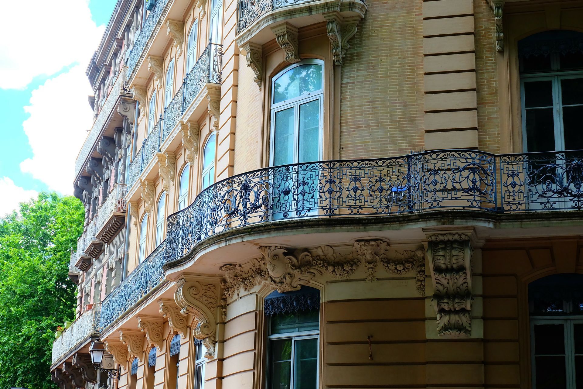 Façade d'un appartement avec garde-corps métallique