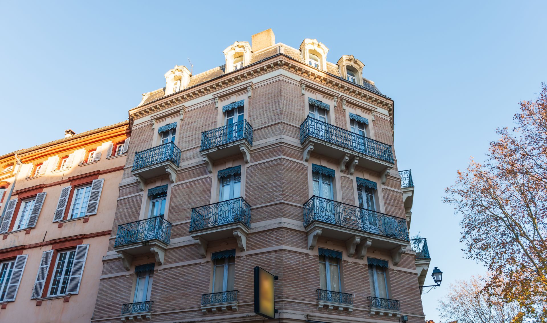 Un bâtiment d'habitations à l'ombre