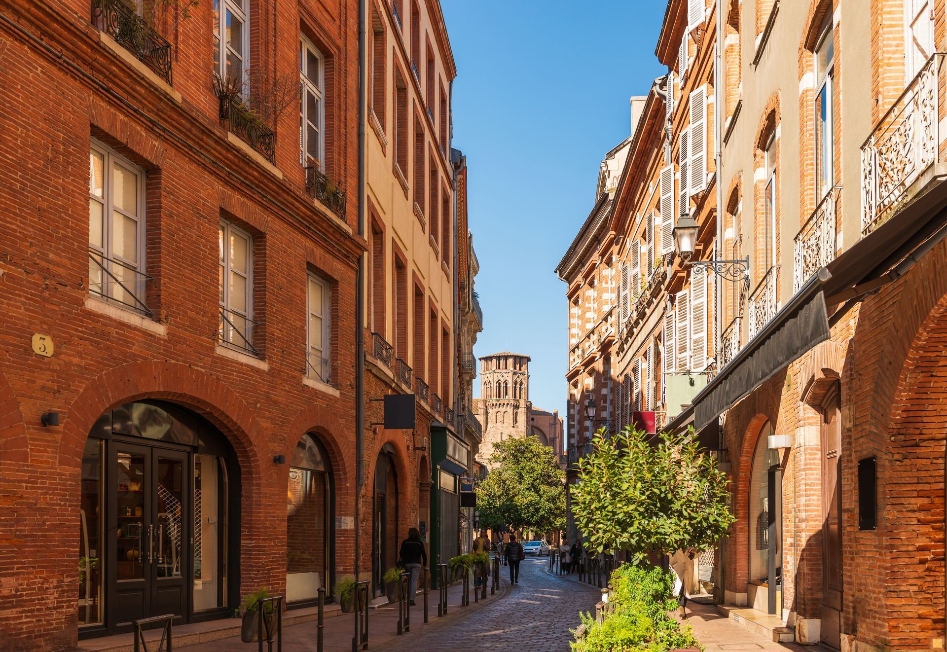 Des locaux commerciaux dans une rue de Toulouse
