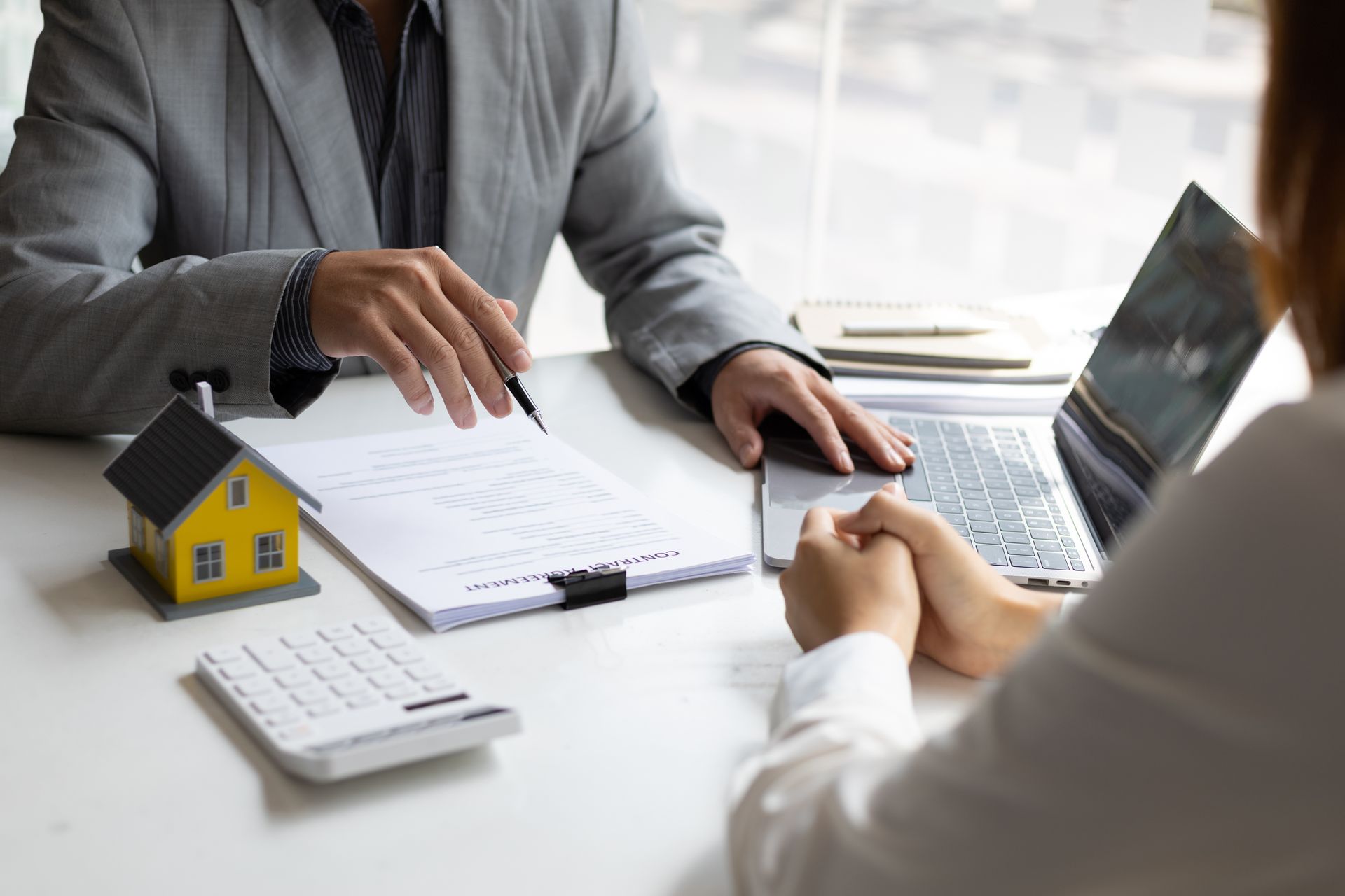 Une personne tenant un crayon en face d'un client