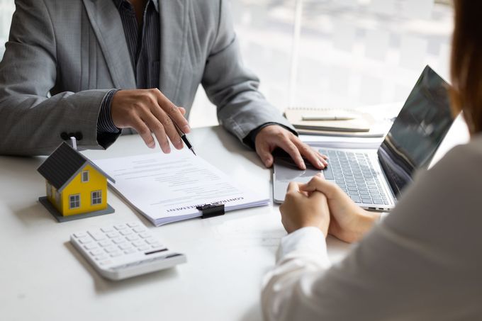 Une personne tenant un crayon en face d'un client
