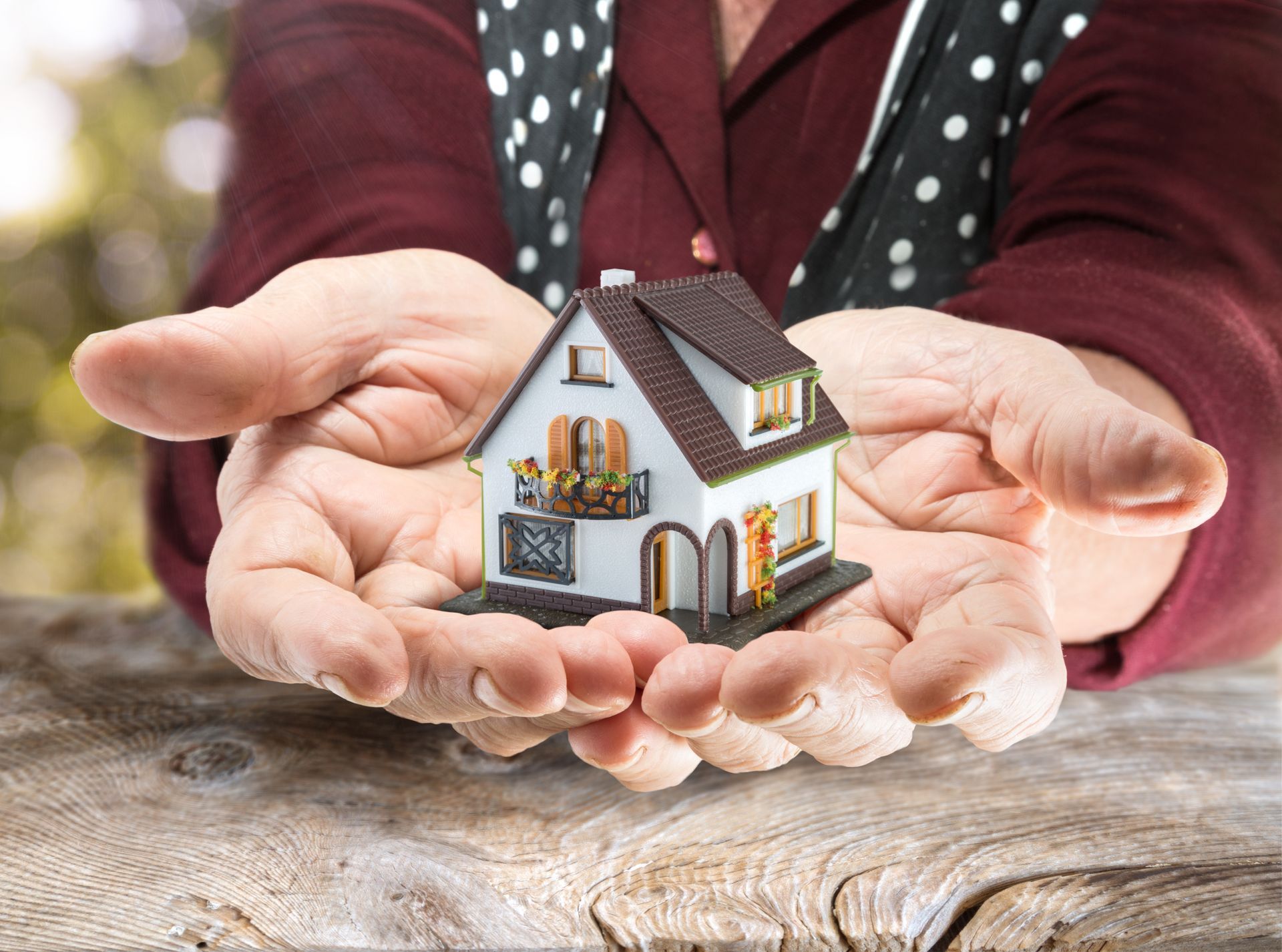 Une maison dans les mains d'une personne