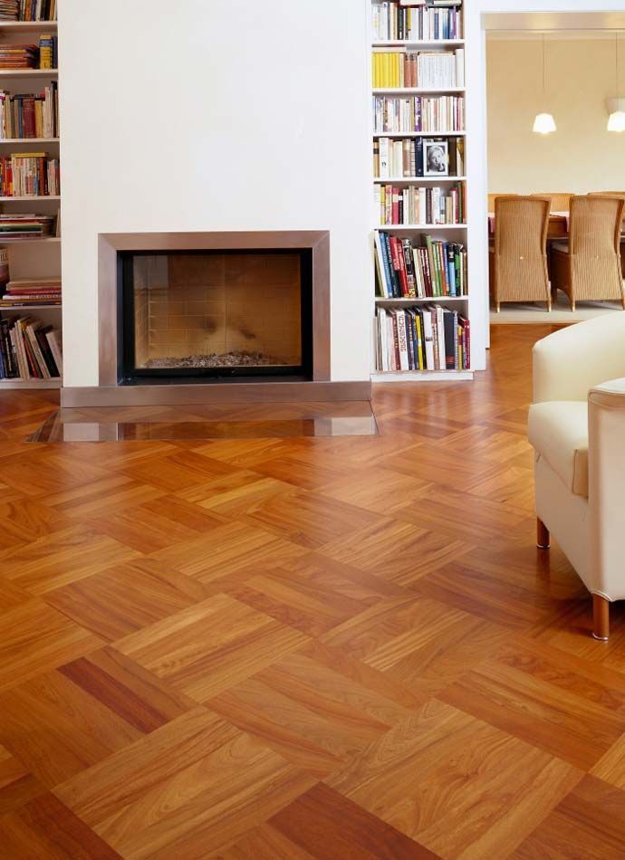 Ein Wohnzimmer mit Parkettboden und Kamin