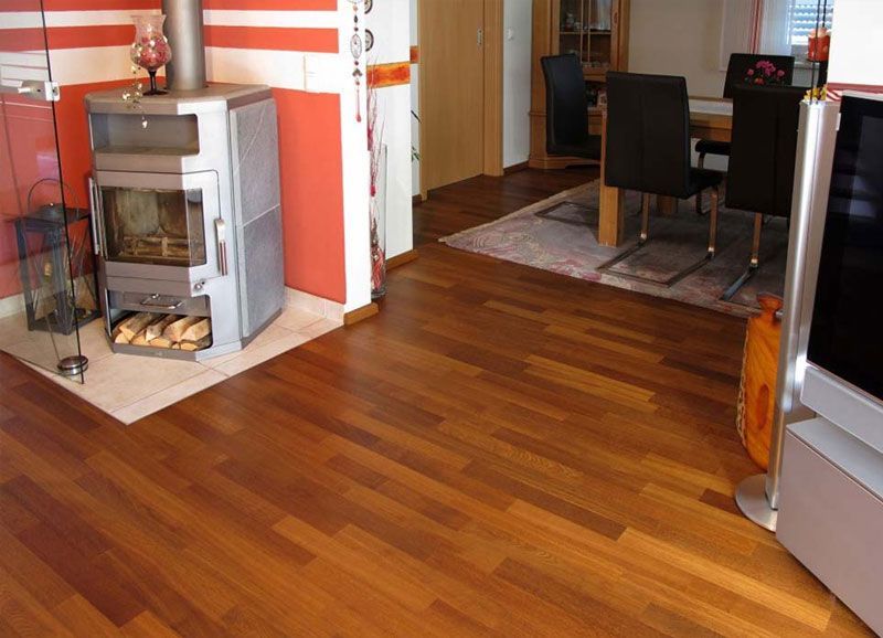 Ein Wohnzimmer mit Parkettboden und Kamin