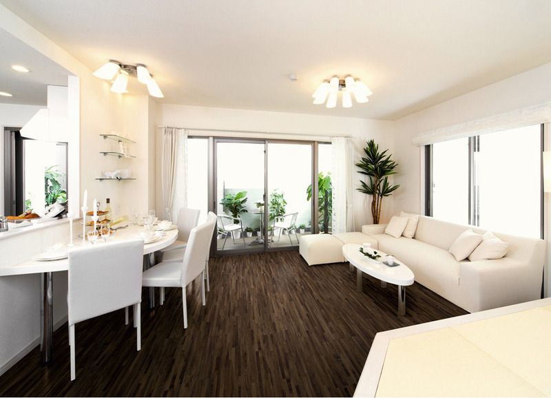 Ein Wohnzimmer mit einer Couch, einem Tisch und Stühlen