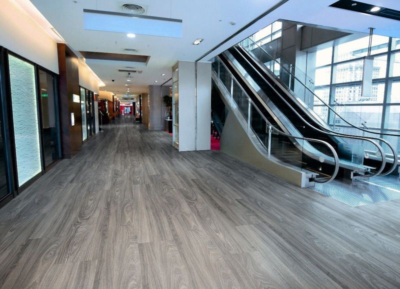 In der Mitte des Flures befindet sich eine Rolltreppe.