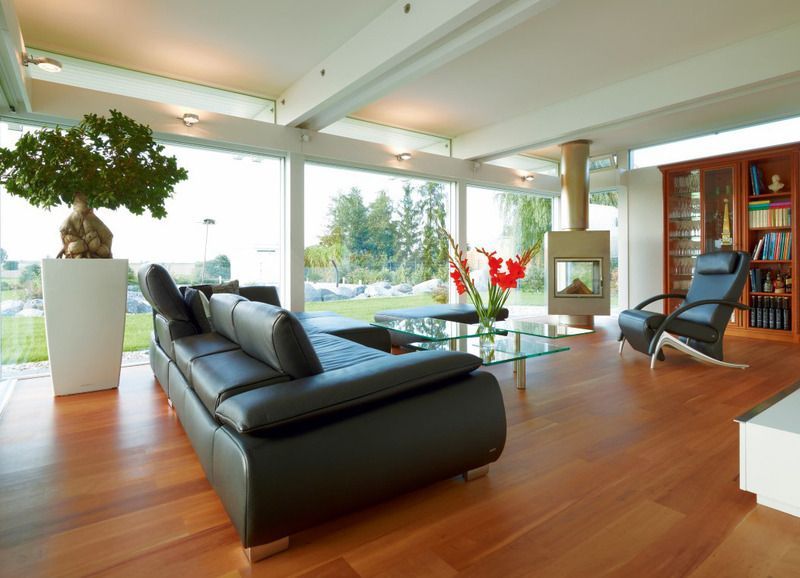 Ein Wohnzimmer mit einer schwarzen Couch und Stühlen