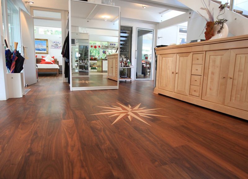 Ein Holzboden mit einem Stern darauf in einem Zimmer