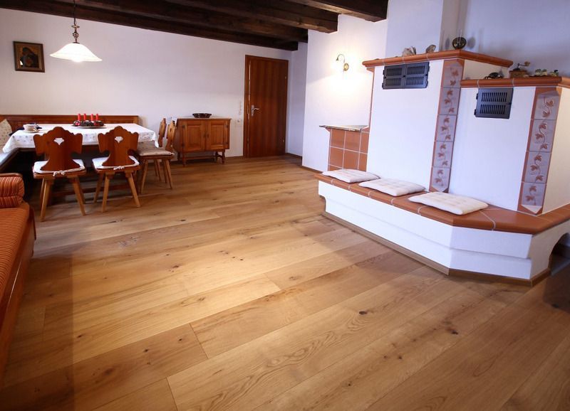 Ein Wohnzimmer mit Holzboden und Kamin