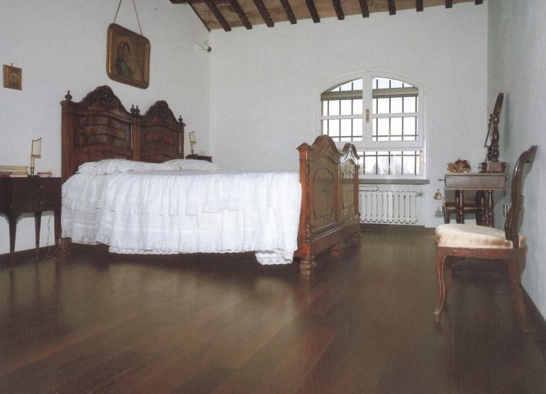 Ein Schlafzimmer mit einem großen Bett und einem Sessel