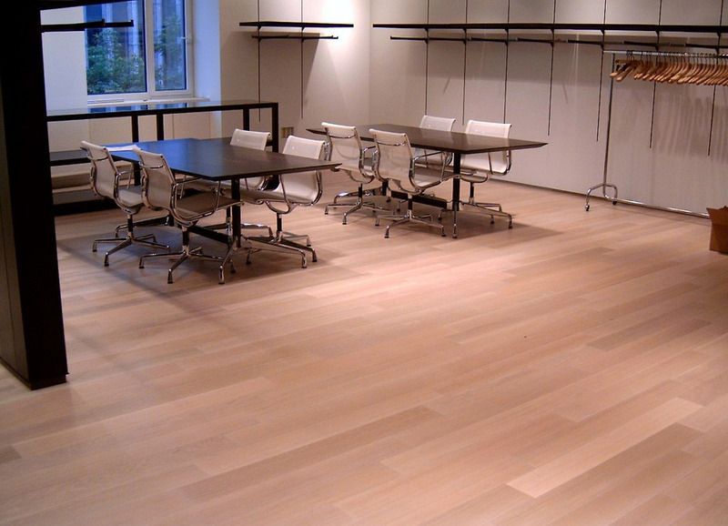 Ein großer Raum mit Tischen und Stühlen