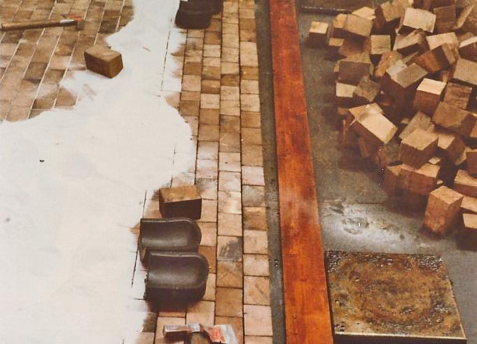 Ein Haufen Ziegelsteine liegen auf dem Boden