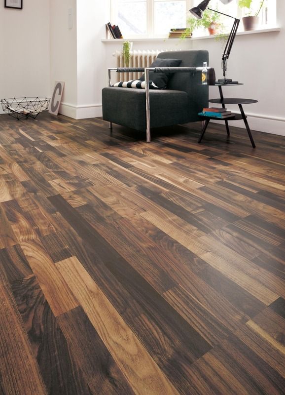 Ein Wohnzimmer mit Holzboden und einem Stuhl