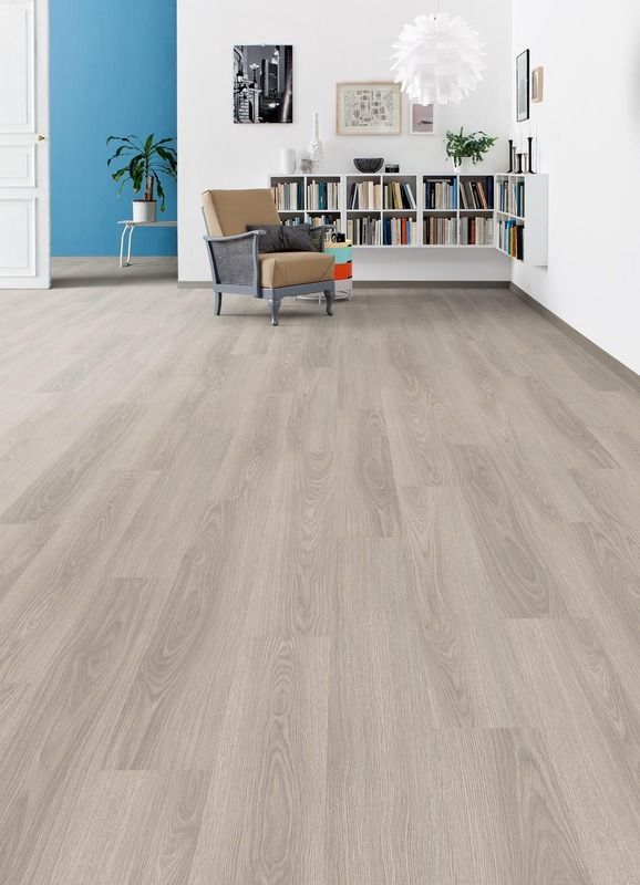 Ein Wohnzimmer mit Holzboden, einem Stuhl und einem Bücherregal.