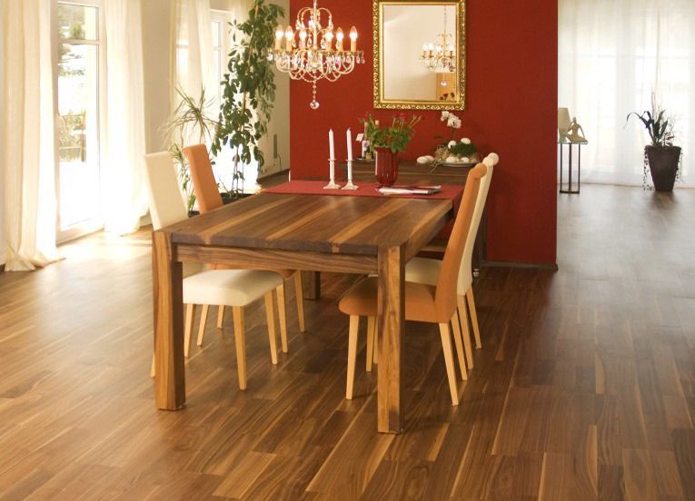 Ein Esszimmer mit einem Holztisch und Stühlen