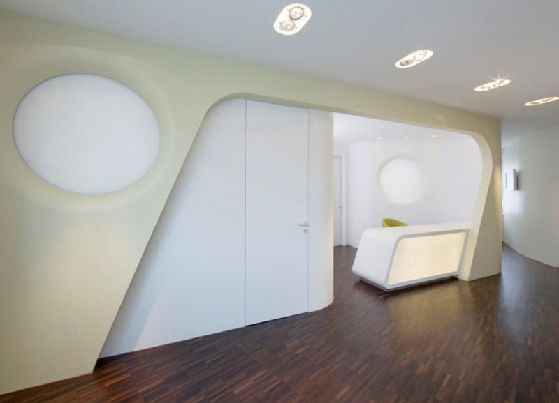 Ein Raum mit einer weißen Wand und einer weißen Theke