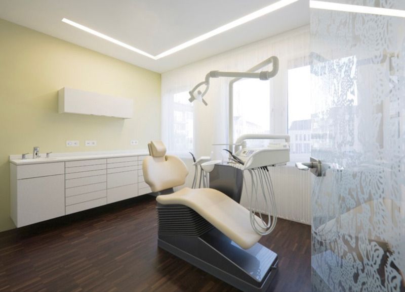 Eine Zahnarztpraxis mit Zahnarztstuhl und Schränken