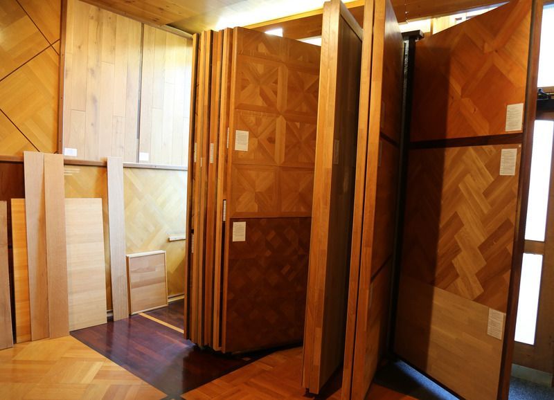 Ein Raum mit vielen Holztüren