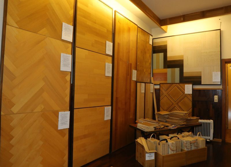 Ein Raum mit vielen Holzwänden und Kisten