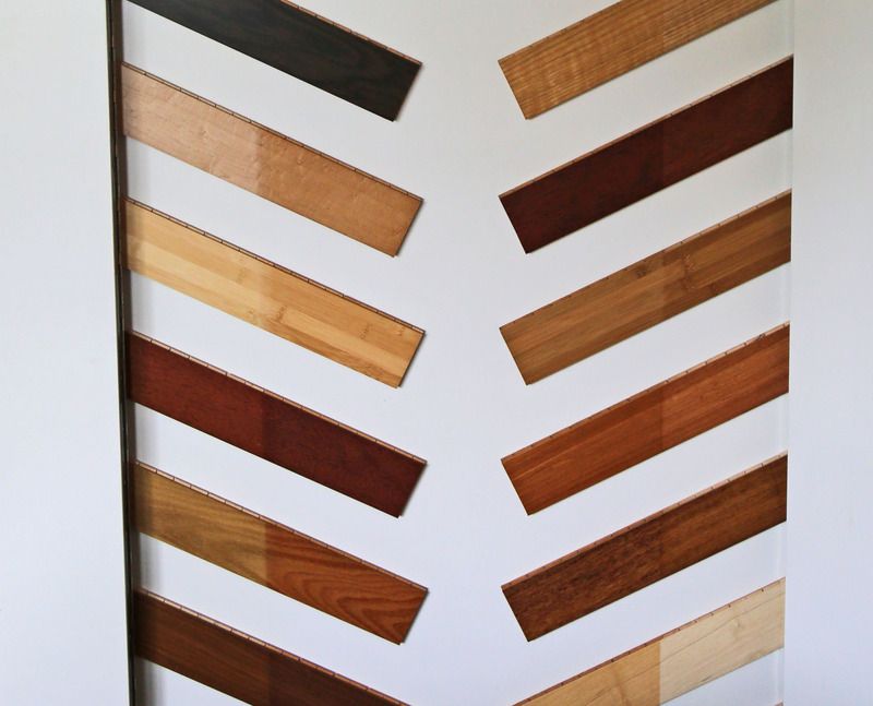 Eine Ausstellung verschiedener Holzarten an einer weißen Wand