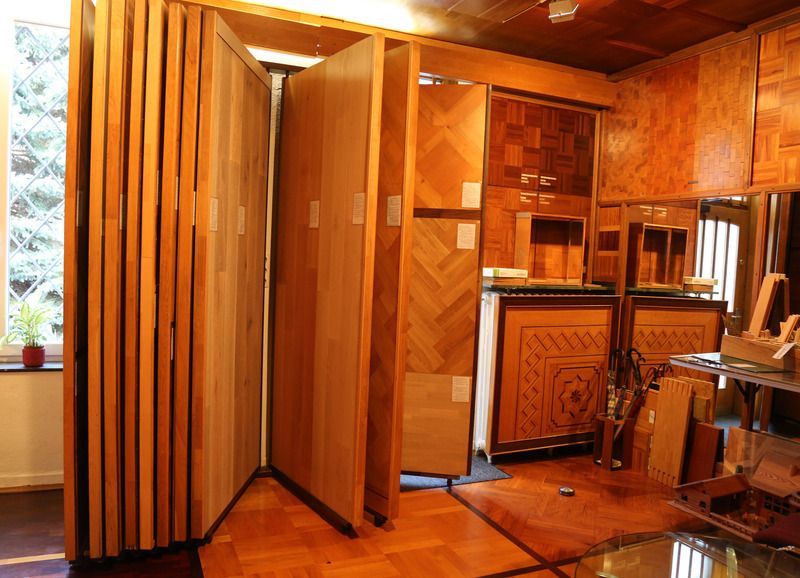 Ein Raum mit vielen Holzwänden und einem Tisch