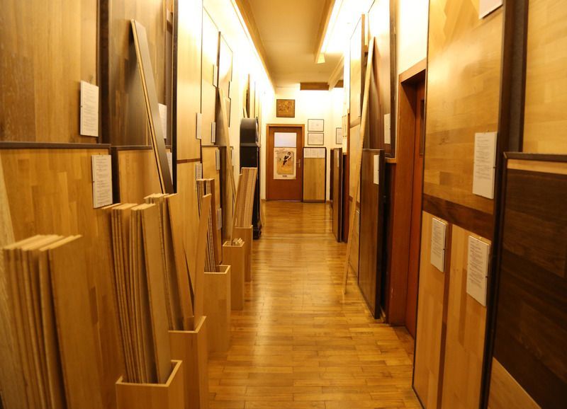 Ein Flur voller Holzstücke