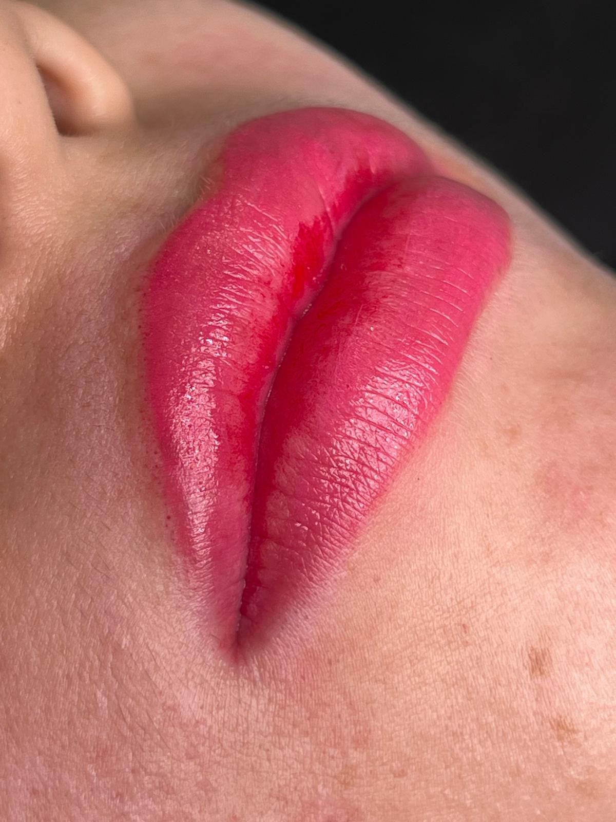 Primer plano de un ojo marrón con largas pestañas rizadas y ceja visible.