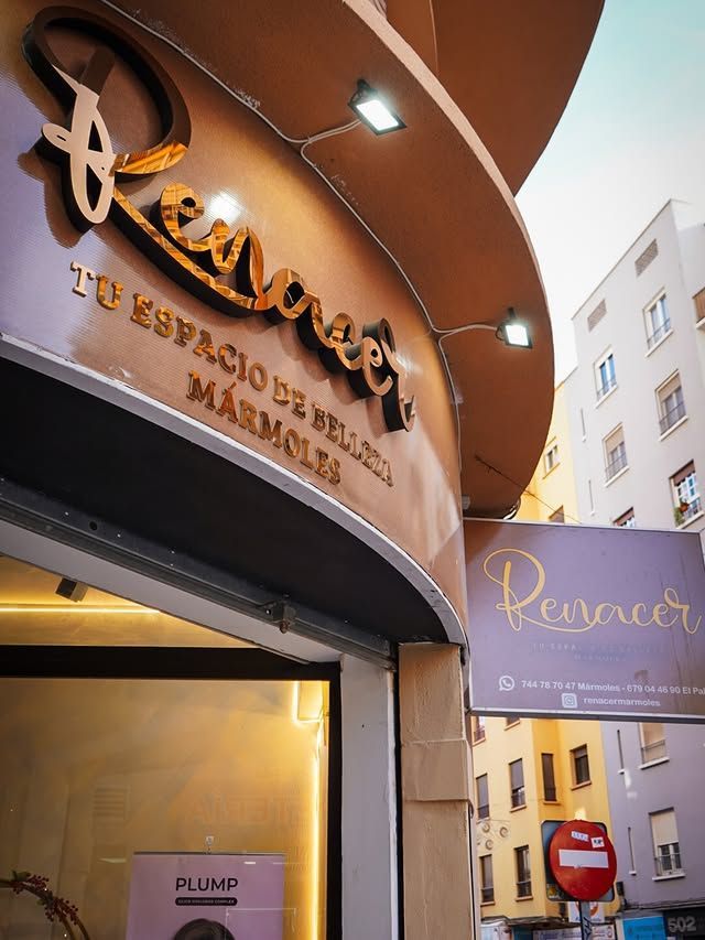 Letrero de la tienda “Tessindo del Bello Marmola”, con un letrero colgante morado en una calle estrecha.