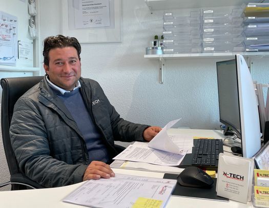 M-Tech Elektromeisterbetrieb Inhaber Murat Öztürk Elektromeister bei der Arbeit am Schreibtisch