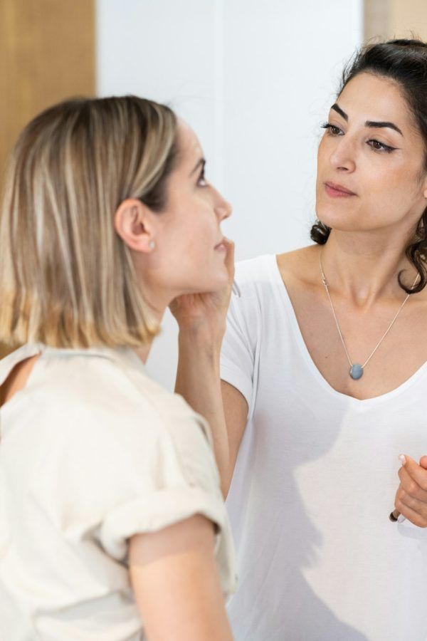 Dos mujeres conversan cara a cara en una habitación 