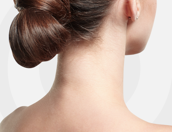 Vista posterior de una mujer con cabello castaño recogido en un moño bajo, mostrando la nuca y los hombros descubiertos.