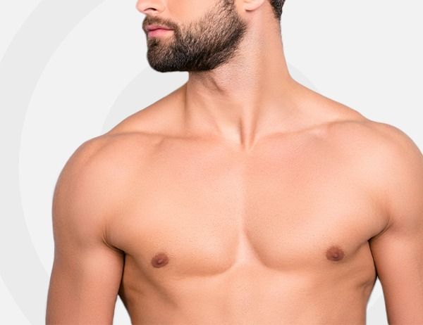 Hombre con el torso desnudo y barba recortada mirando hacia la izquierda sobre un fondo gris claro.