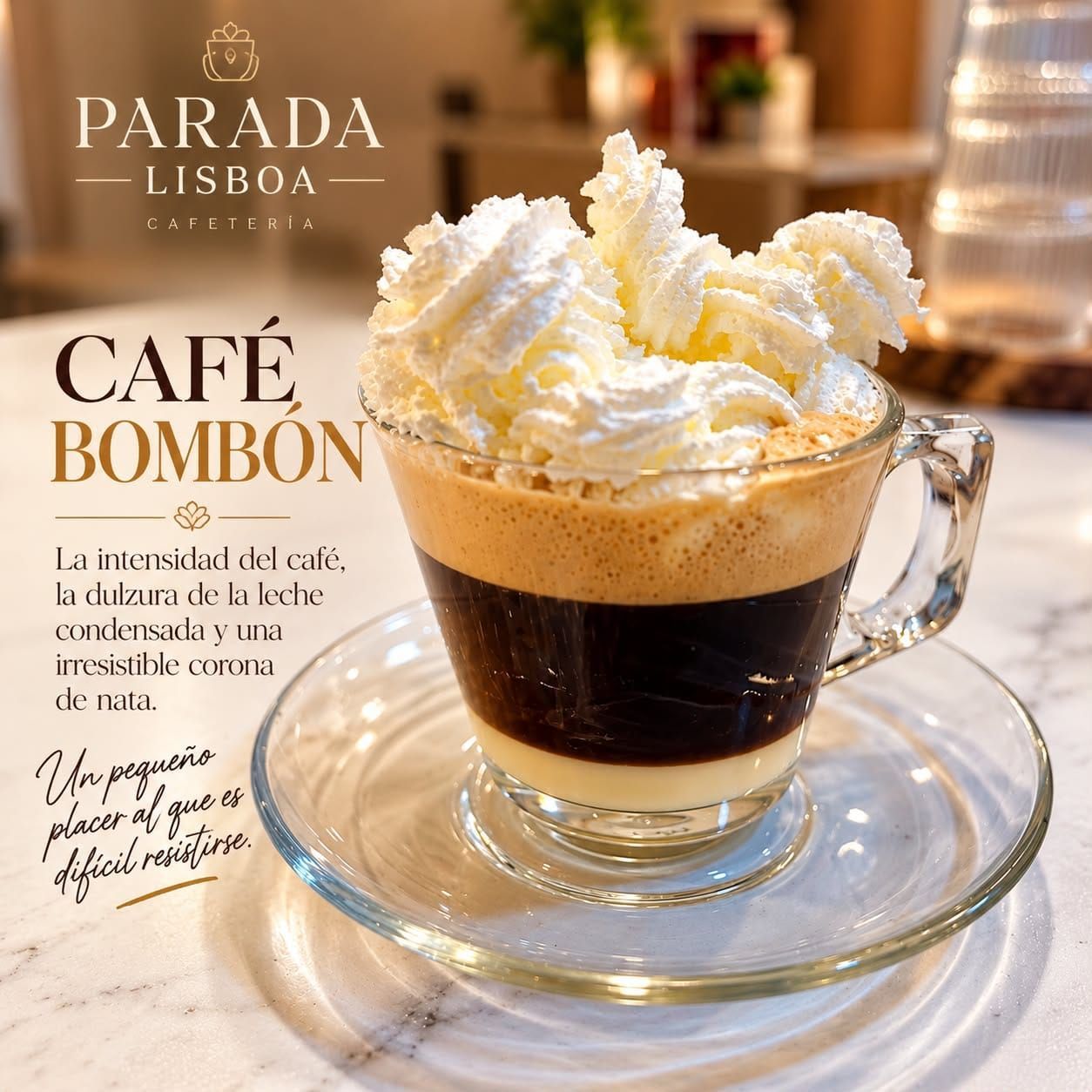 Brunch servido sobre una mesa de mármol con fruta, tostadas y una bebida de café en platos decorados.