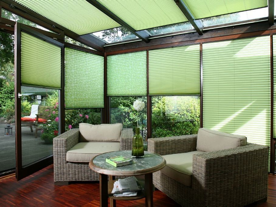 Orangefarbene Markisen vor Fenstern eines Hauses