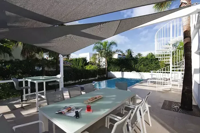 Terrasse mit elegantem Sonnenschirm