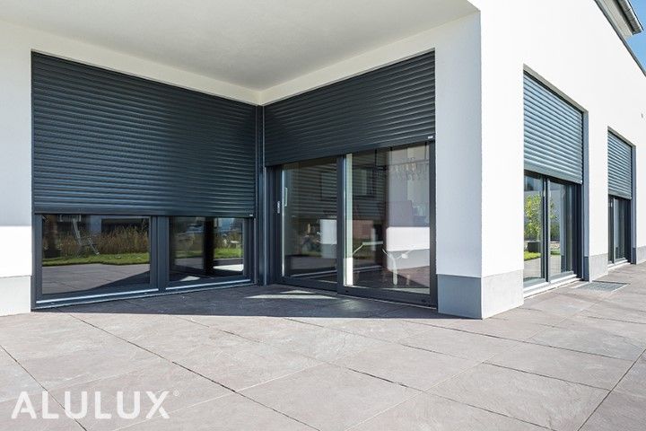 Rollladen am Fenster