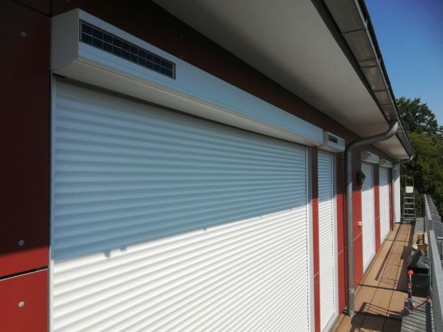 Rollladen am Fenster