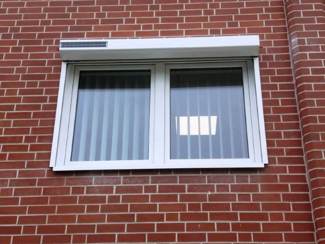 Rollladen am Fenster